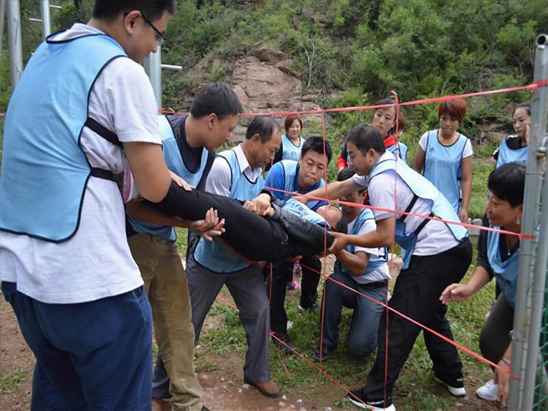 騰沖公司拓展培訓(xùn)騰沖戶外拓展培訓(xùn)經(jīng)典項目《穿越電網(wǎng)》