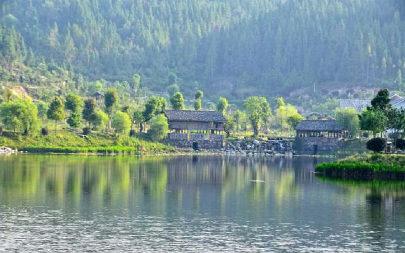 騰沖有一洞山溫泉，以森林溫泉為主的天然大氧吧，整體環(huán)境很干凈