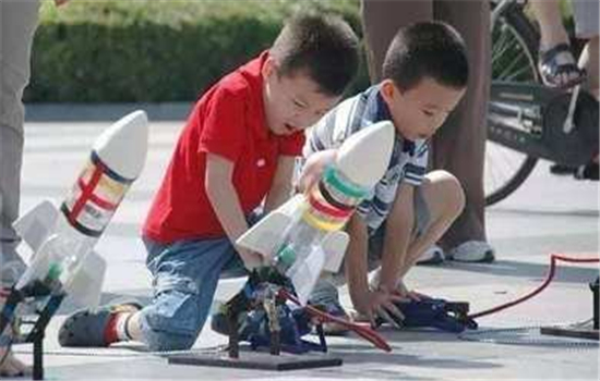 騰沖戶外親子拓展游戲項(xiàng)目推薦：好玩的戶外水火箭實(shí)驗(yàn)課題+高效拓展